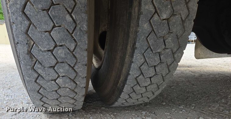 image for item EN3714 2001 GMC C6500 bucket truck