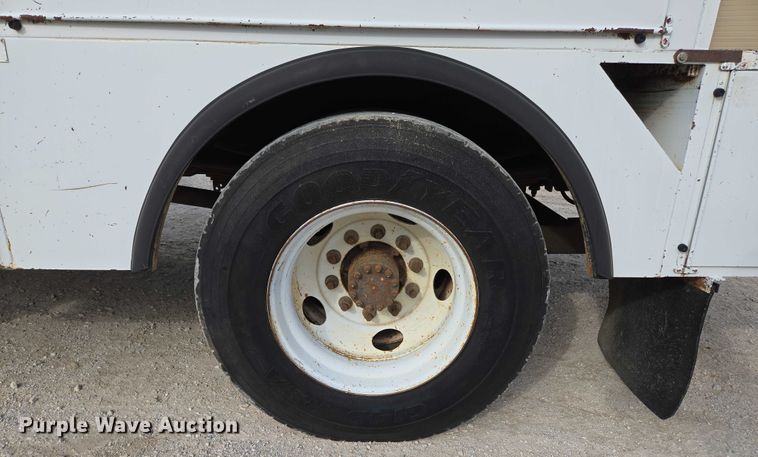 image for item EN3714 2001 GMC C6500 bucket truck