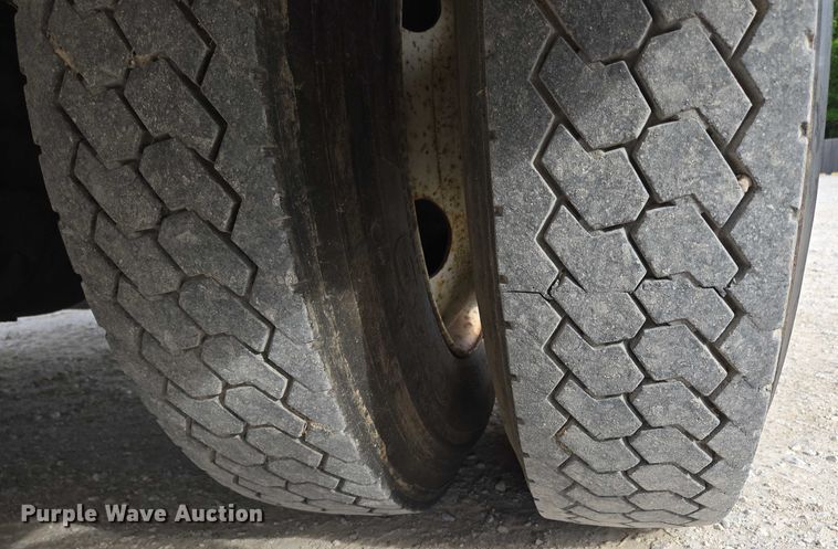 image for item EN3714 2001 GMC C6500 bucket truck