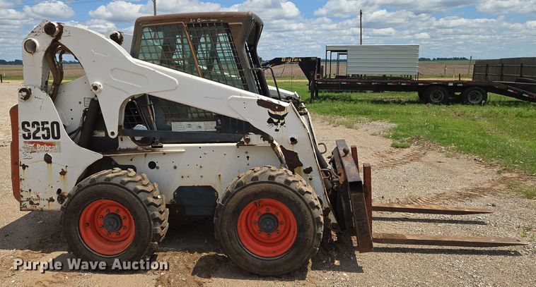 image for item EN8975 2007 Bobcat  S250 skid steer loader