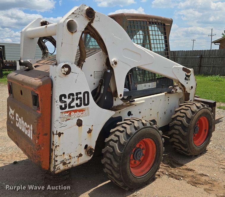 image for item EN8975 2007 Bobcat  S250 skid steer loader