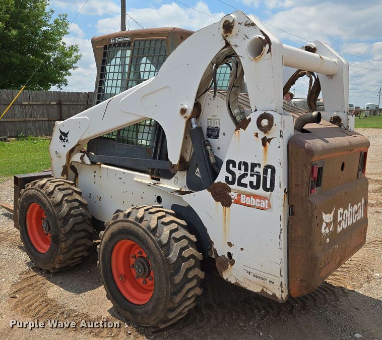 image for item EN8975 2007 Bobcat  S250 skid steer loader