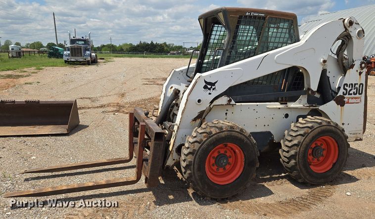 image for item EN8975 2007 Bobcat  S250 skid steer loader