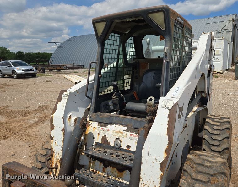 image for item EN8975 2007 Bobcat  S250 skid steer loader