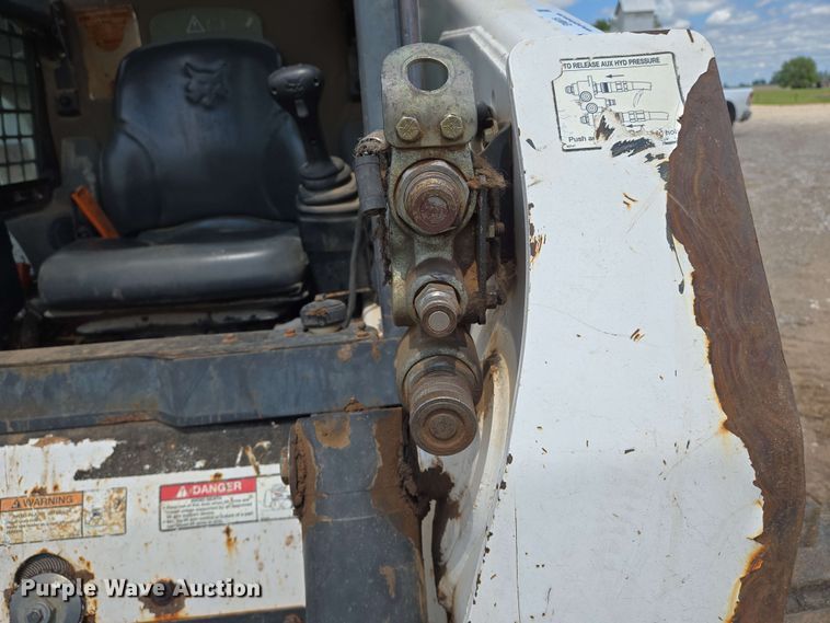 image for item EN8975 2007 Bobcat  S250 skid steer loader