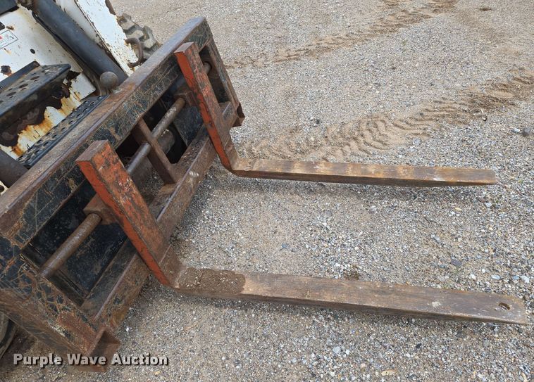 image for item EN8975 2007 Bobcat  S250 skid steer loader