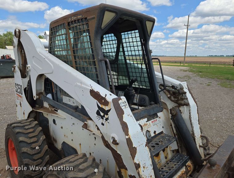 image for item EN8975 2007 Bobcat  S250 skid steer loader