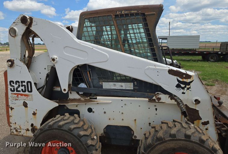 image for item EN8975 2007 Bobcat  S250 skid steer loader
