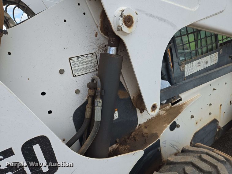 image for item EN8975 2007 Bobcat  S250 skid steer loader