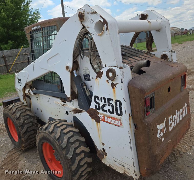 image for item EN8975 2007 Bobcat  S250 skid steer loader