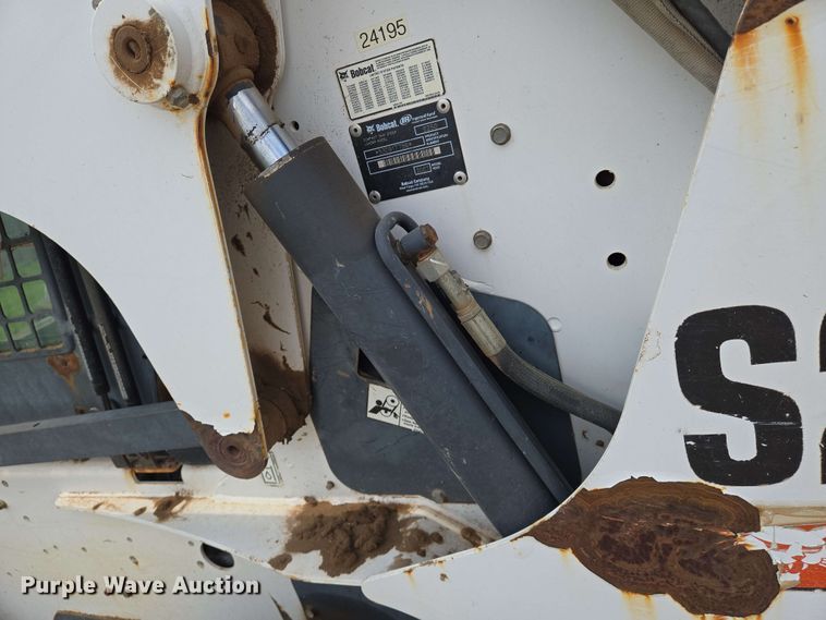 image for item EN8975 2007 Bobcat  S250 skid steer loader