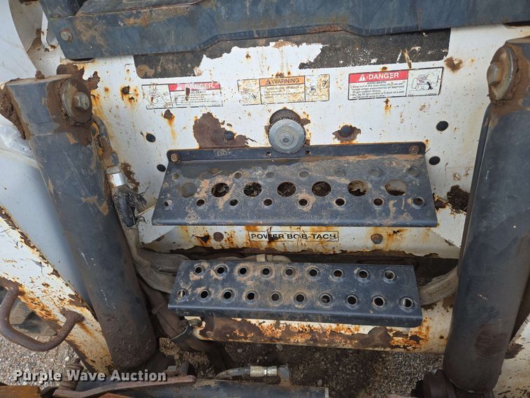 image for item EN8975 2007 Bobcat  S250 skid steer loader