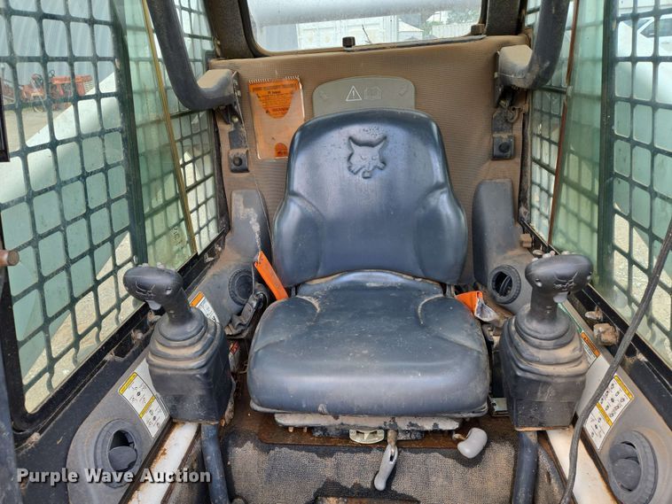 image for item EN8975 2007 Bobcat  S250 skid steer loader