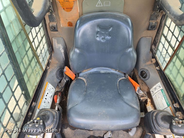 image for item EN8975 2007 Bobcat  S250 skid steer loader