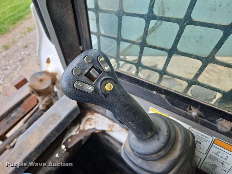 image for item EN8975 2007 Bobcat  S250 skid steer loader