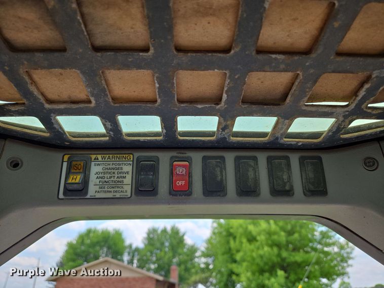 image for item EN8975 2007 Bobcat  S250 skid steer loader