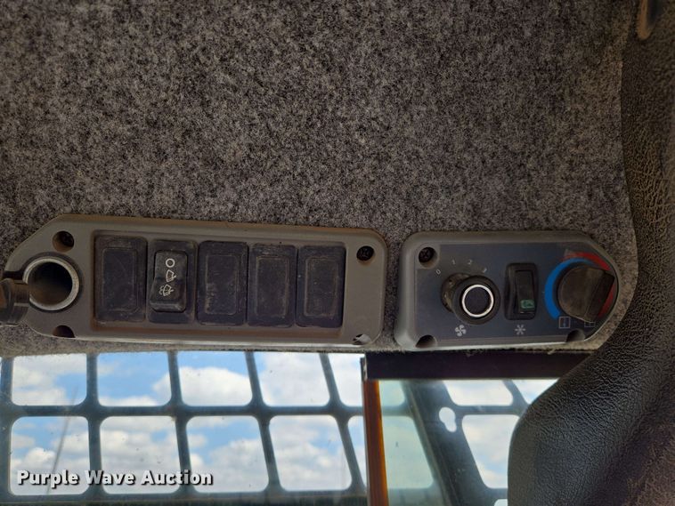 image for item EN8975 2007 Bobcat  S250 skid steer loader