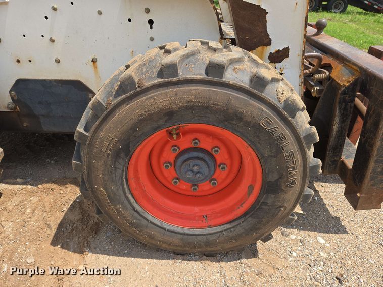 image for item EN8975 2007 Bobcat  S250 skid steer loader