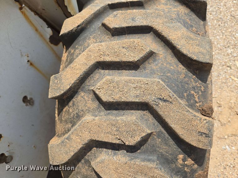 image for item EN8975 2007 Bobcat  S250 skid steer loader