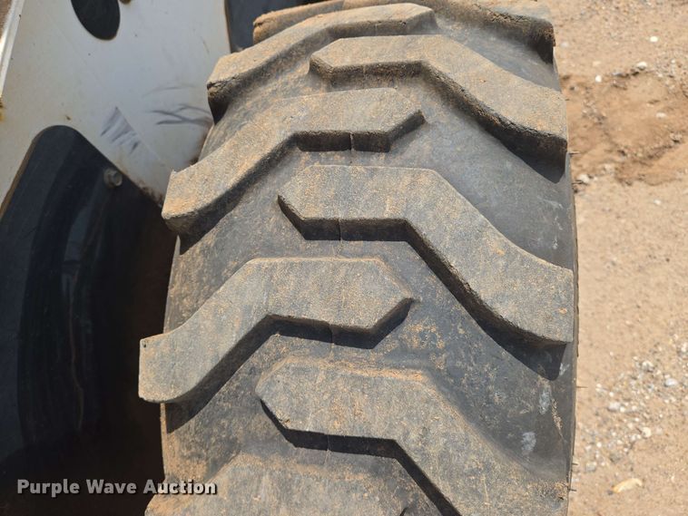 image for item EN8975 2007 Bobcat  S250 skid steer loader