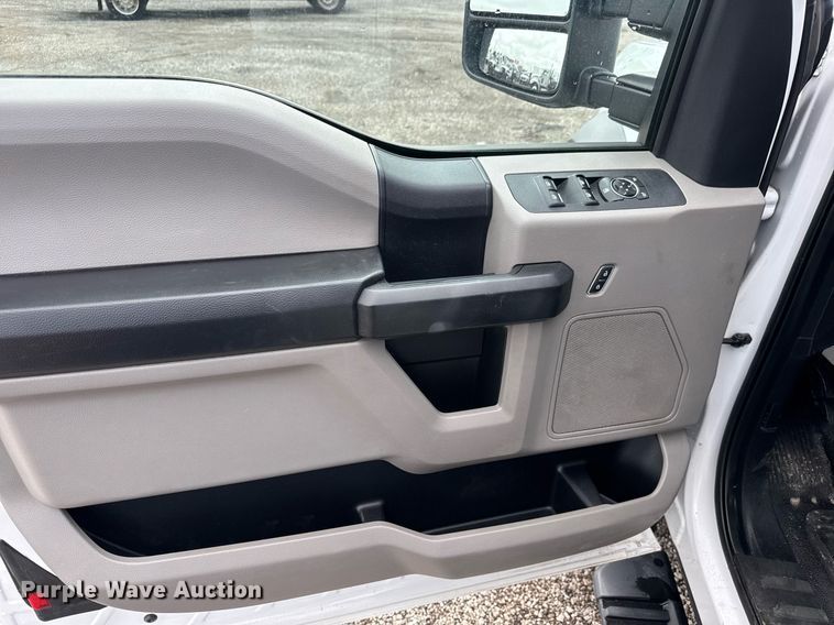 image for item EQ1457 2018 Ford F550 SuperCab flatbed truck