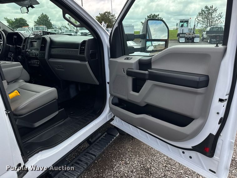 image for item EQ1457 2018 Ford F550 SuperCab flatbed truck