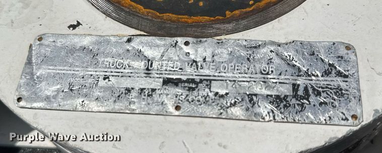 image for item EQ1463 2015 Ford F450 Super Duty SuperCab flatbed truck