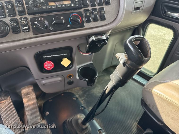 image for item EQ1473 2012 Peterbilt 367 reel truck