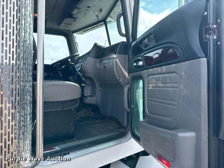 image for item EQ1473 2012 Peterbilt 367 reel truck