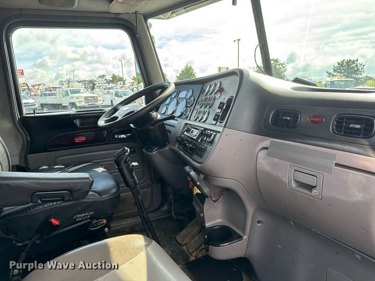 image for item EQ1473 2012 Peterbilt 367 reel truck