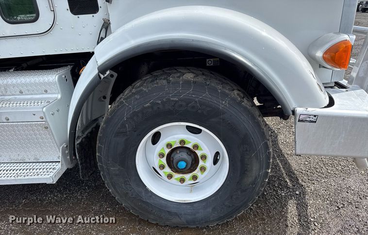 image for item EQ1473 2012 Peterbilt 367 reel truck