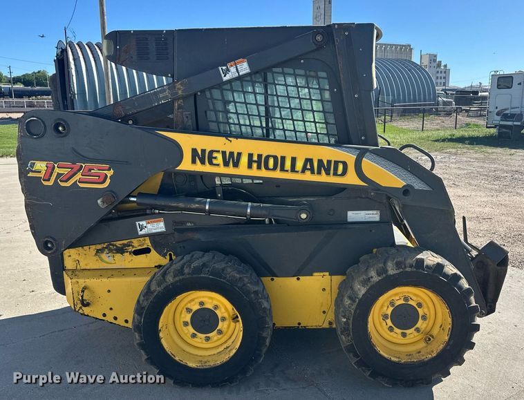 image for item EQ4762 2008 New Holland L175 skid steer loader