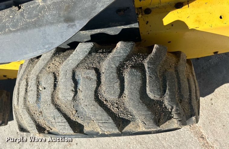 image for item EQ4762 2008 New Holland L175 skid steer loader