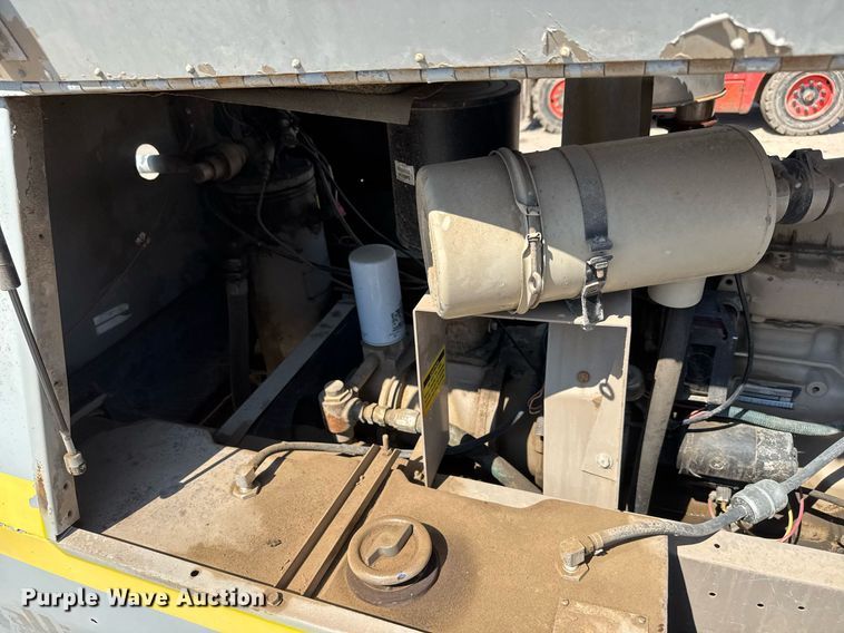 image for item MS9971 1994 LeRoi International 3272X451 air compressor