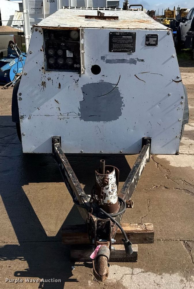 image for item MS9972 1997 LeRoi International Q185DJE air compressor