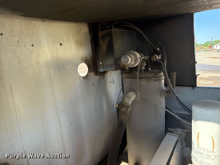 image for item MS9972 1997 LeRoi International Q185DJE air compressor