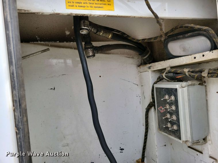 image for item NV9774 2000 International 4700 utility / service truck