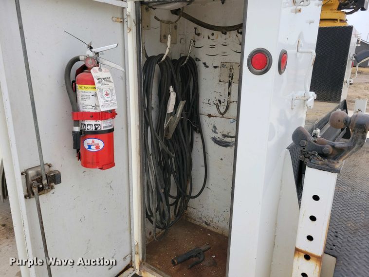 image for item NV9774 2000 International 4700 utility / service truck