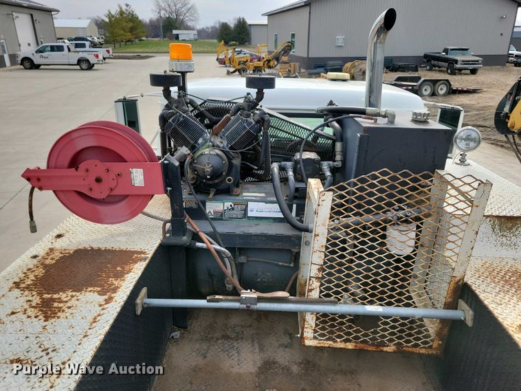 image for item NV9774 2000 International 4700 utility / service truck