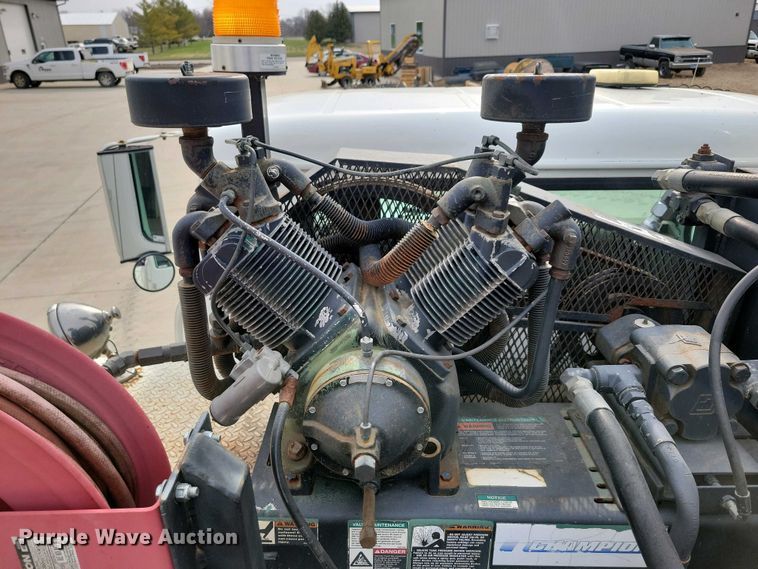 image for item NV9774 2000 International 4700 utility / service truck