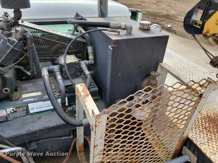 image for item NV9774 2000 International 4700 utility / service truck