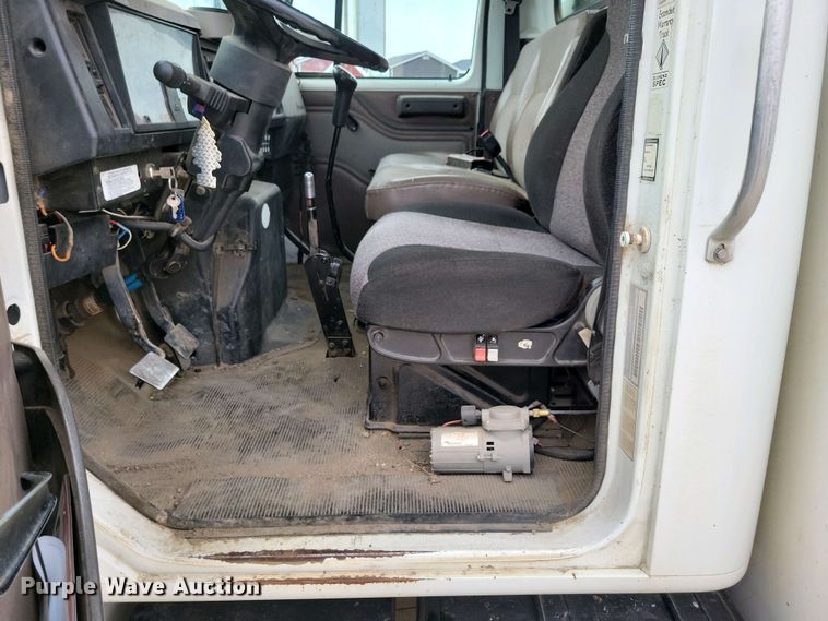 image for item NV9774 2000 International 4700 utility / service truck