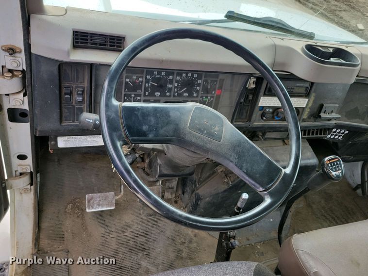 image for item NV9774 2000 International 4700 utility / service truck