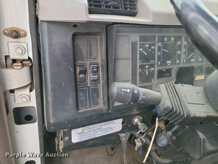 image for item NV9774 2000 International 4700 utility / service truck