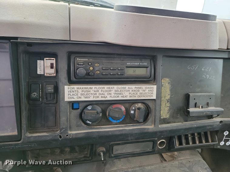 image for item NV9774 2000 International 4700 utility / service truck