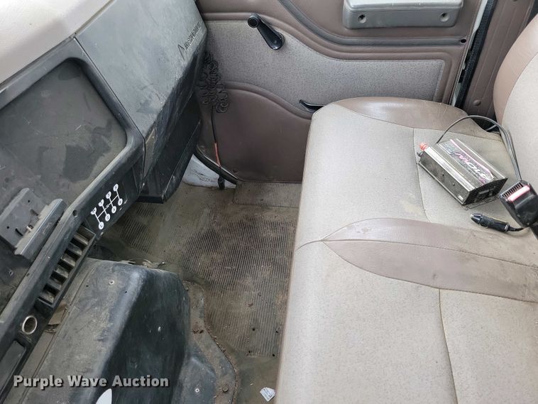 image for item NV9774 2000 International 4700 utility / service truck