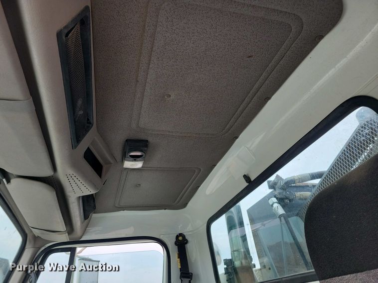 image for item NV9774 2000 International 4700 utility / service truck