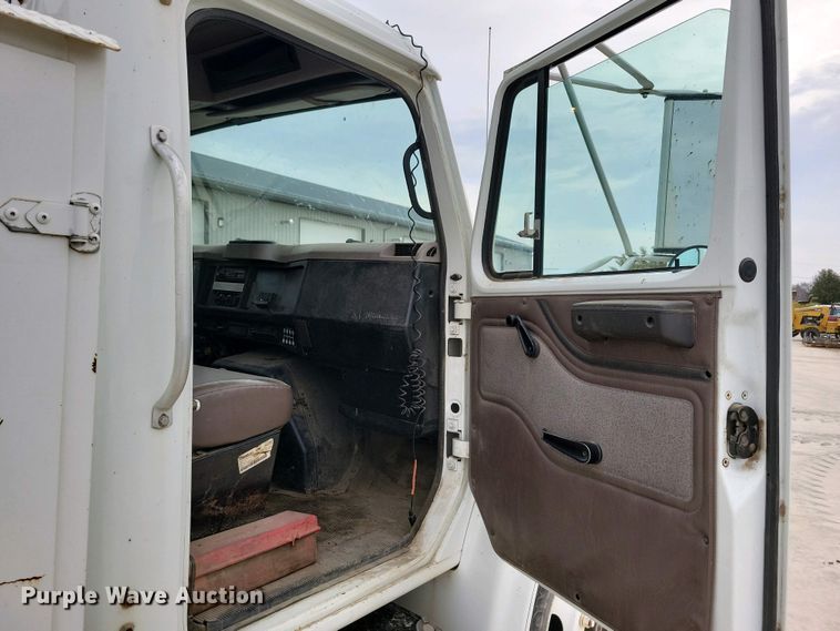 image for item NV9774 2000 International 4700 utility / service truck