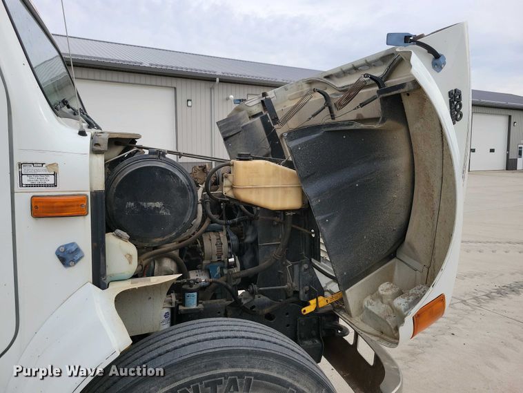 image for item NV9774 2000 International 4700 utility / service truck