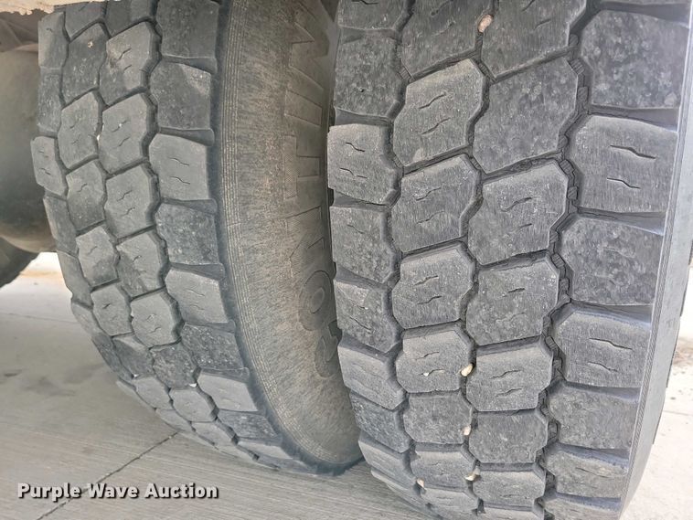 image for item NV9774 2000 International 4700 utility / service truck